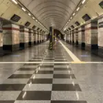 Навігаційні наліпки на платформі станції метро «Сирець» із позначенням 4 зон розміщення людей під час використання станції як
