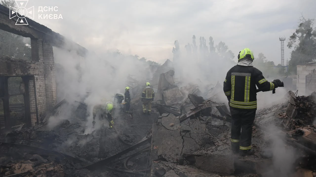 У Києві під час ліквідації наслідків нічної атаки виявили тіло людини