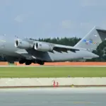 Boeing C-17A Globemaster III ВПС США приземляється у московському аеропорті «Внуково»