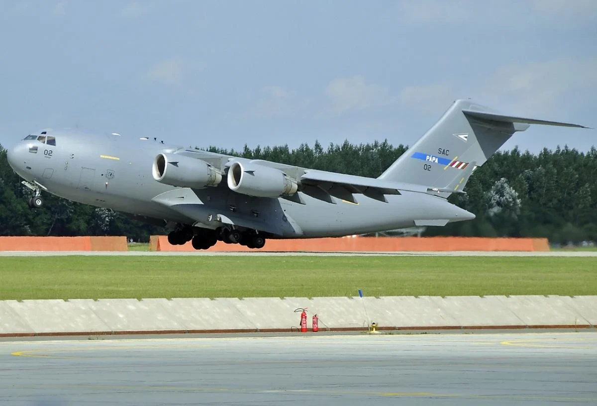 Boeing C-17A Globemaster III ВПС США приземляється у московському аеропорті «Внуково»