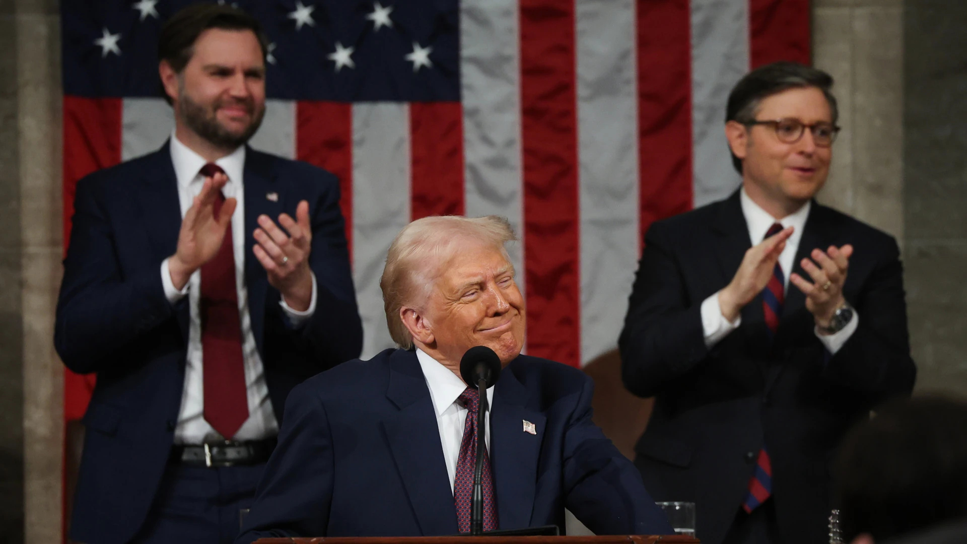 Логотип цілодобового YouTube-каналу Trump TV на тлі фасаду Білого дому