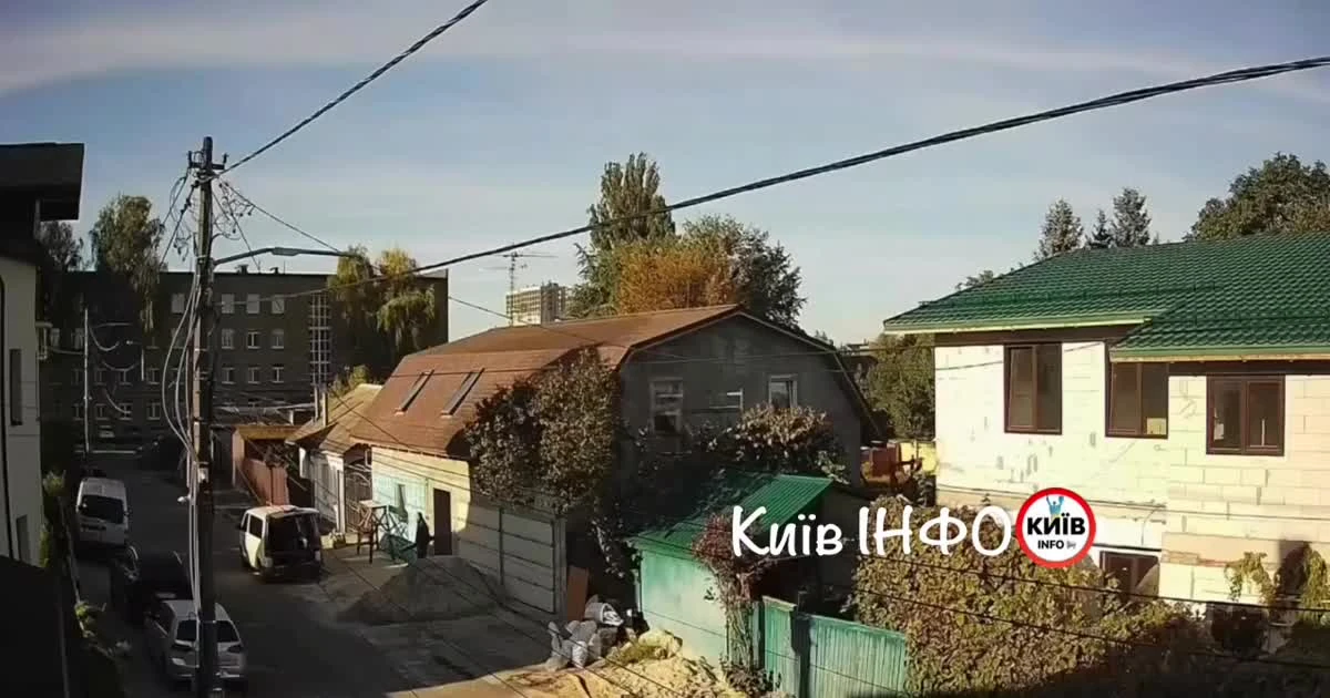Колаж: Володимир Зеленський та Володимир Путін на тлі повітряних ударів