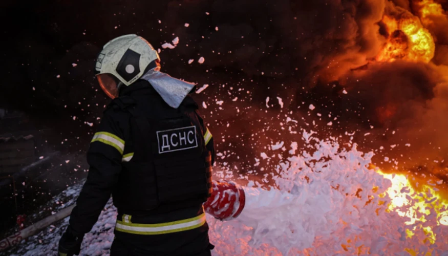 У Дніпровському районі Києва уламки БпЛА впали біля бізнес-центру: загорілася автівка