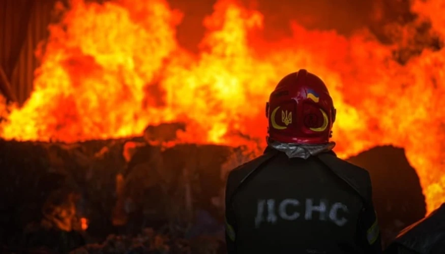 На Львівщині дрон впав на будинок у Мурованому: горять два будинки, пошкоджені три авто